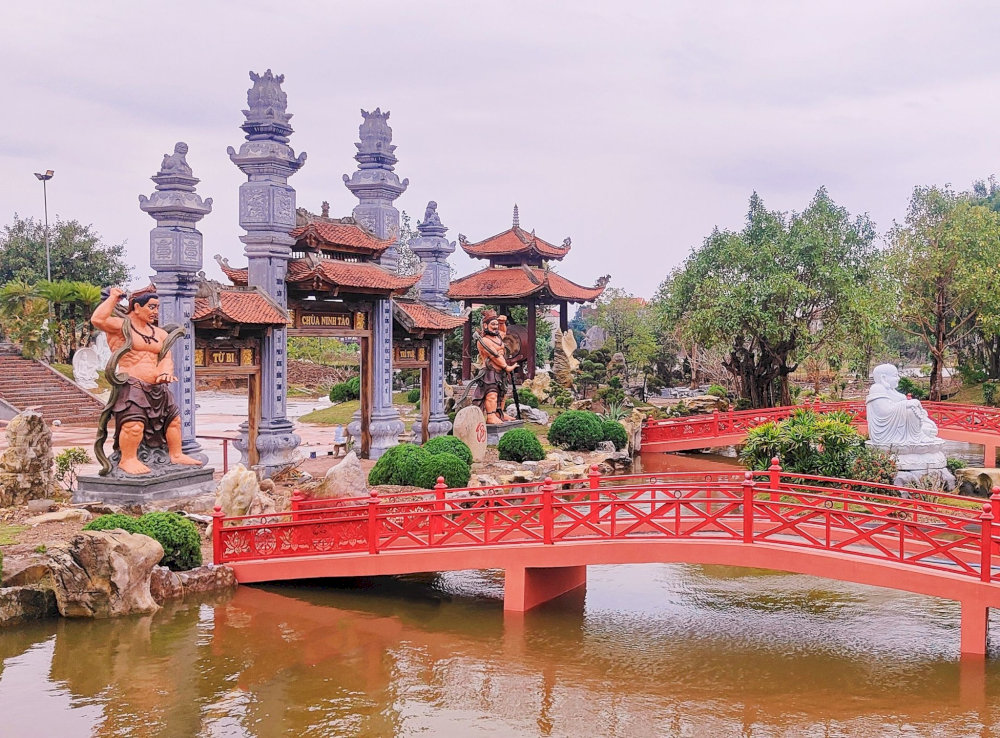 Trước cổng chính là 2 cây cầu gỗ nhỏ xinh